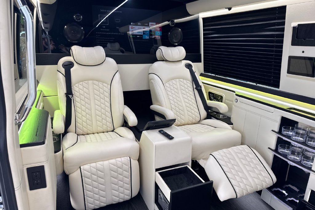 Used 2025 Mercedes-Benz Sprinter 2500 image 17