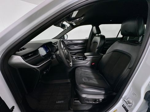 Used 2023 Jeep Grand Cherokee L Laredo image 13