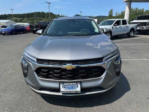 Used 2025 Chevrolet Trax LT FWD image 7