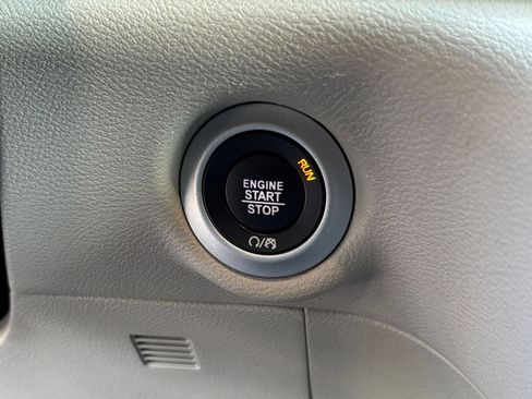 Used 2024 Chrysler Pacifica Touring-L FWD image 20