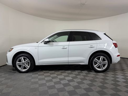 Used 2024 Audi Q5 e Premium w/ Convenience Package image 2