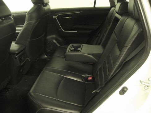 Used 2021 Toyota RAV4 XLE Premium image 9