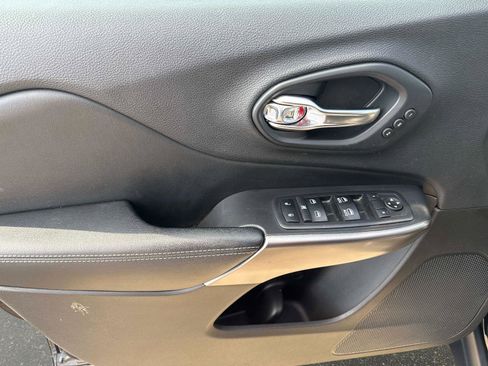 Used 2019 Jeep Cherokee Limited image 18