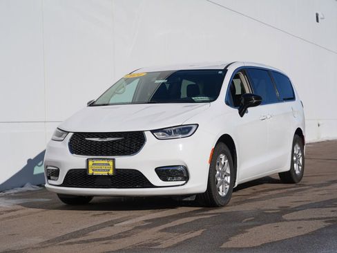 Used 2024 Chrysler Pacifica Touring-L image 7