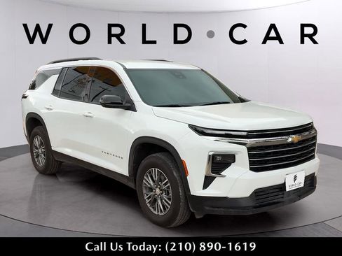 Used 2025 Chevrolet Traverse LT FWD image 1