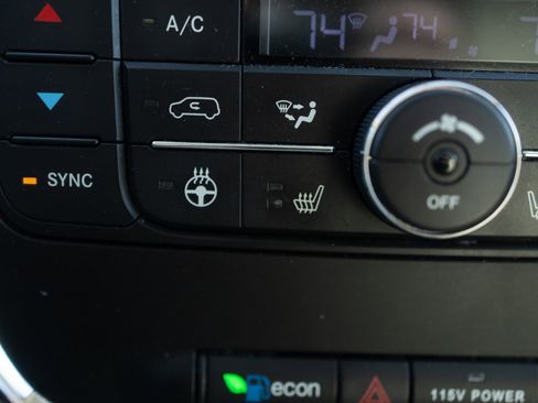 Used 2015 Chrysler Town & Country Touring w/ Driver Convenience Group image 10