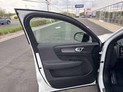 Certified 2025 Volvo XC40 B5 Plus AWD/4WD image 19