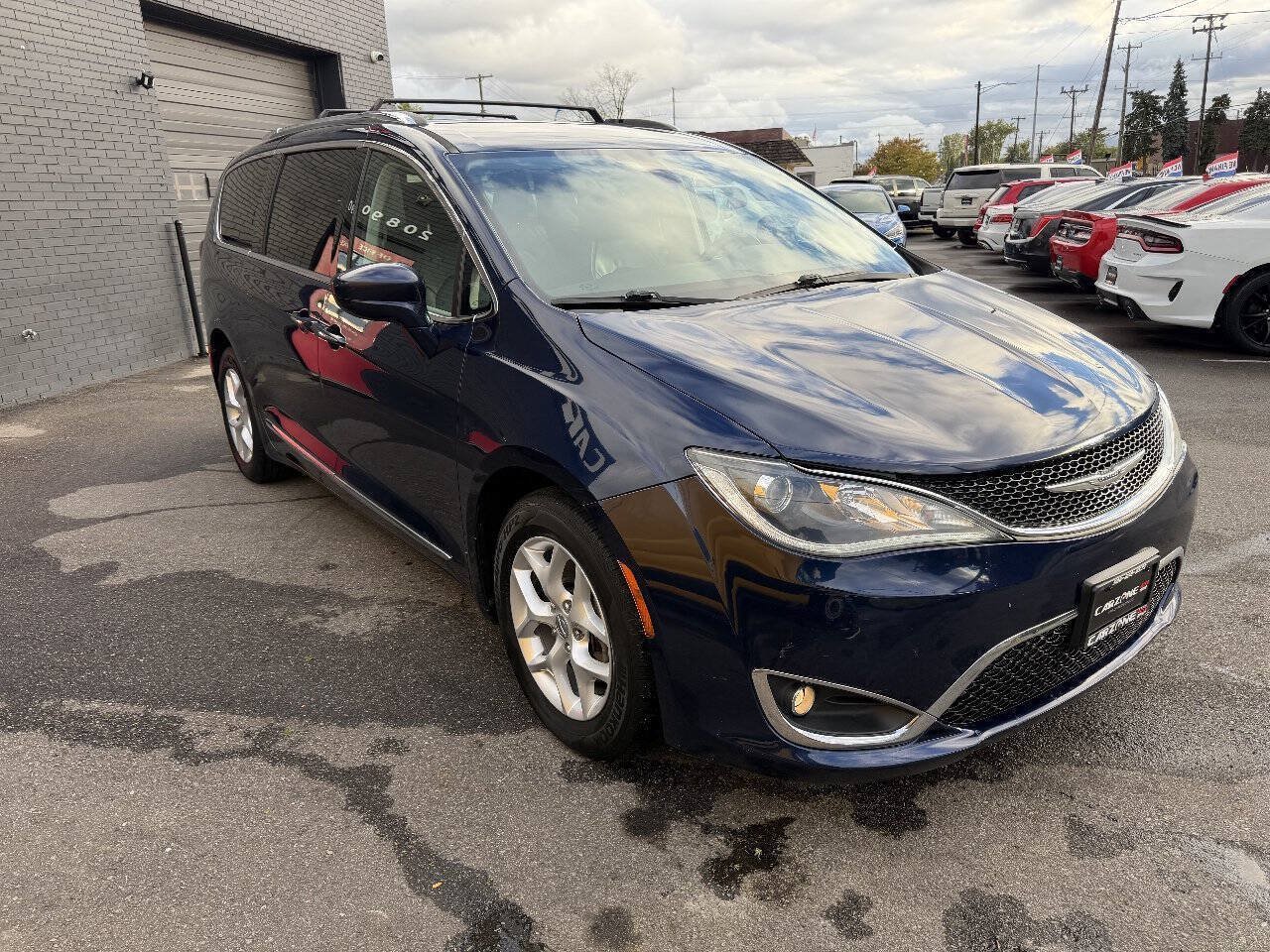 Used 2017 Chrysler Pacifica Touring-L Plus w/ Tire & Wheel Group FWD image 3