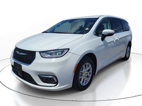 Used 2023 Chrysler Pacifica Touring-L FWD image 4