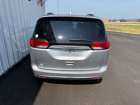 Used 2019 Chrysler Pacifica Touring-L FWD image 7