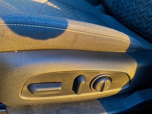 Used 2024 Chevrolet Equinox LT FWD image 16