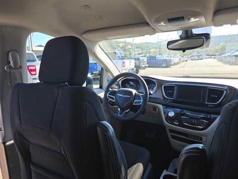 Used 2023 Chrysler Voyager LX FWD image 10