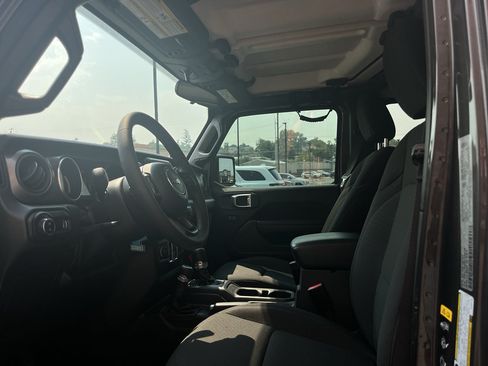 Used 2023 Jeep Gladiator Sport AWD/4WD image 9