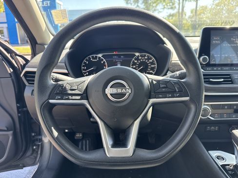 Used 2024 Nissan Altima 2.5 SV FWD image 10