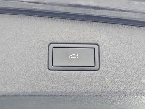 Used 2022 Volkswagen Tiguan SE image 28