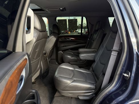 Used 2017 Cadillac Escalade Premium Luxury image 36
