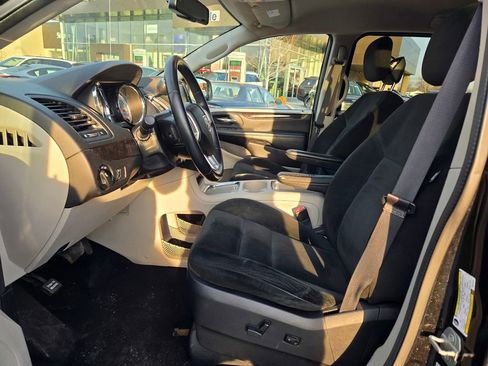 Used 2016 Dodge Grand Caravan SXT w/ UConnect Hands-Free Group image 28