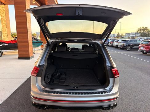Used 2024 Volkswagen Tiguan SE R-Line AWD/4WD image 17