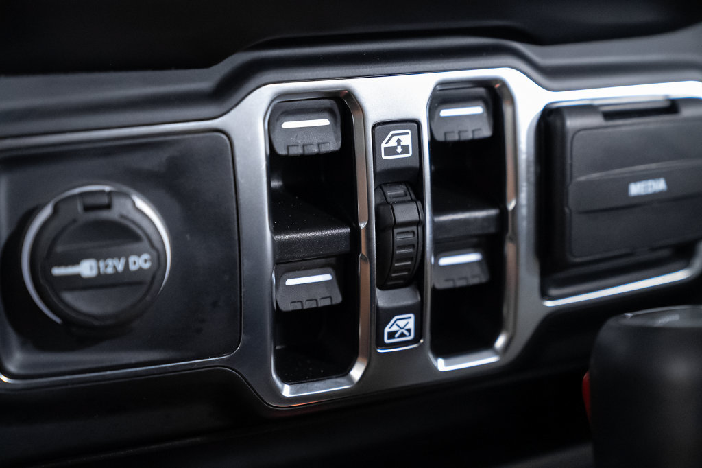 Used 2022 Jeep Wrangler Unlimited Sahara AWD/4WD image 36