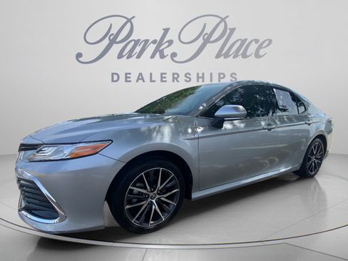 Used 2021 Toyota Camry XLE w/ Cold Weather Package FWD image 1