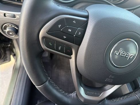 Used 2019 Jeep Cherokee Latitude Plus w/ Comfort/Convenience Group FWD image 17