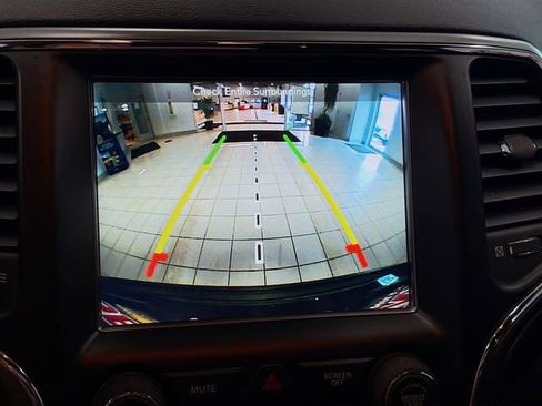 Used 2018 Jeep Grand Cherokee Laredo image 13