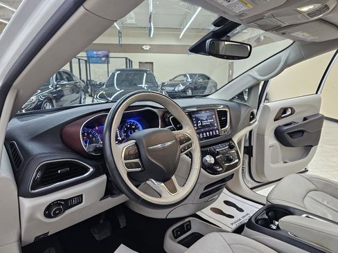 Used 2019 Chrysler Pacifica Limited w/ Tire & Wheel Group FWD image 19