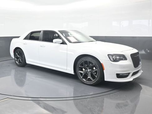 Used 2023 Chrysler 300 Touring L image 8