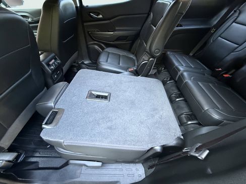 Used 2023 GMC Acadia SLT w/ Preferred Package image 17