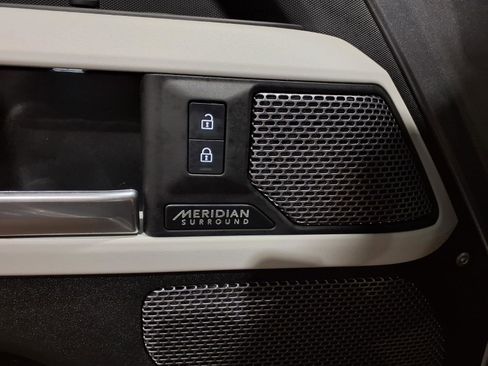 Used 2023 Land Rover Defender 90 X-Dynamic SE AWD/4WD image 13