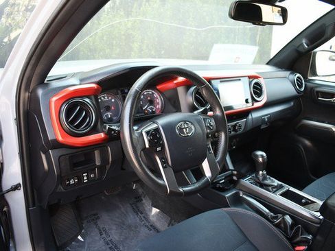 Certified 2018 Toyota Tacoma TRD Off-Road w/ Technology Package AWD/4WD image 14