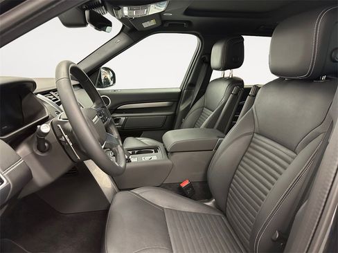 Used 2024 Land Rover Discovery Dynamic SE image 9