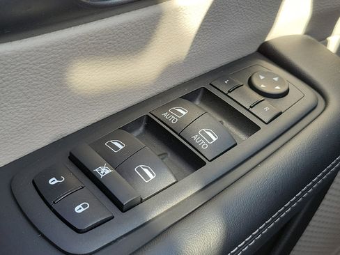 Used 2022 Chrysler Pacifica Touring-L image 24
