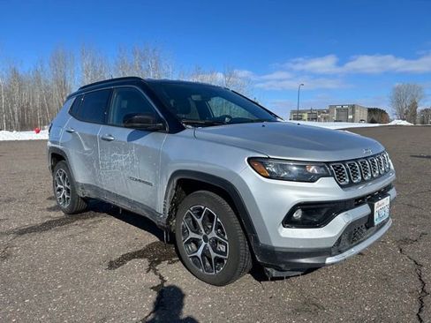 Used 2025 Jeep Compass Limited image 9