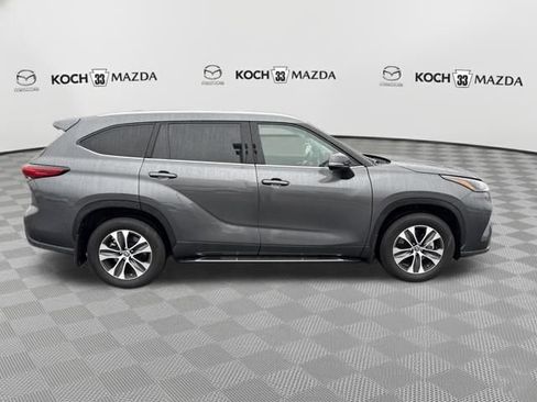 Used 2022 Toyota Highlander XLE image 8