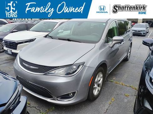 Used 2020 Chrysler Pacifica Touring-L w/ Tire & Wheel Group FWD image 1