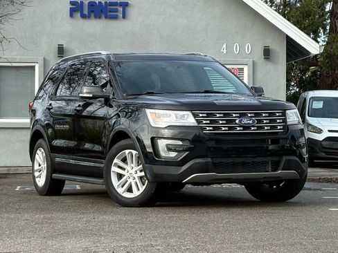 Used 2017 Ford Explorer XLT image 3