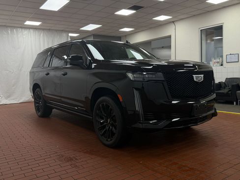 Used 2024 Cadillac Escalade ESV Sport w/ LPO, ONYX Package image 7