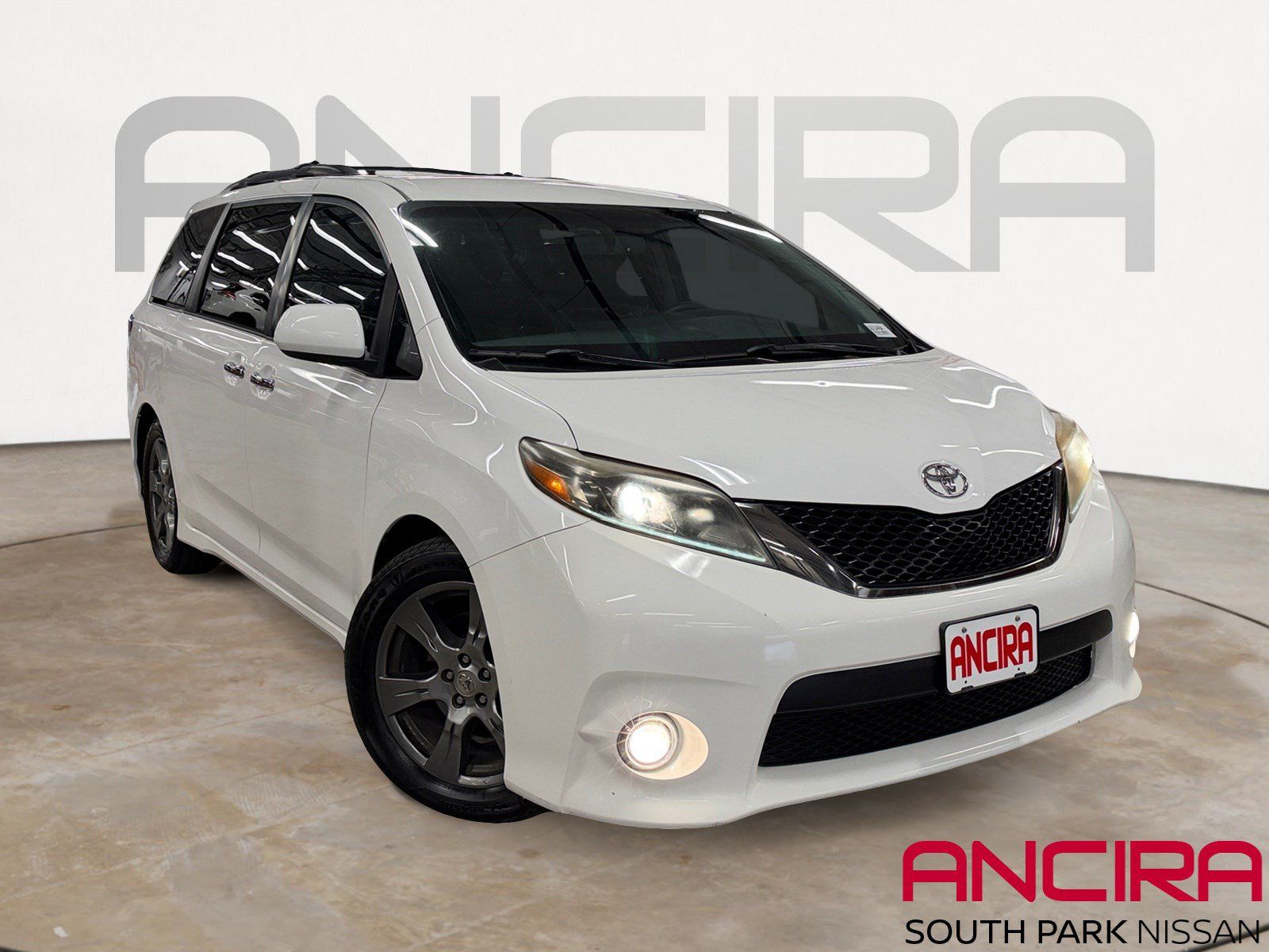 Used 2017 Toyota Sienna SE FWD image 1