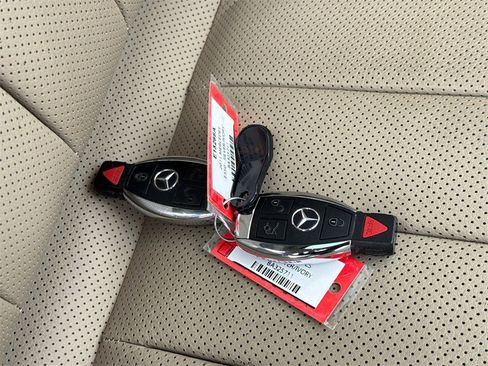 Used 2011 Mercedes-Benz E 550 4MATIC Sedan image 3