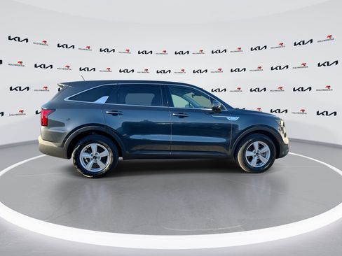 Used 2023 Kia Sorento LX image 9