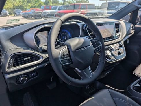 New 2027 Chrysler Pacifica Select FWD image 33