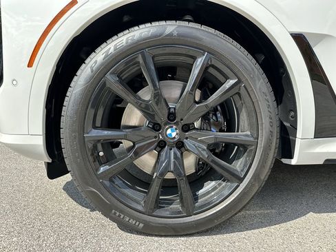 Used 2025 BMW X7 M60i image 34