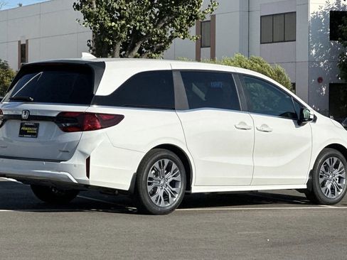 New 2026 Honda Odyssey Touring image 3
