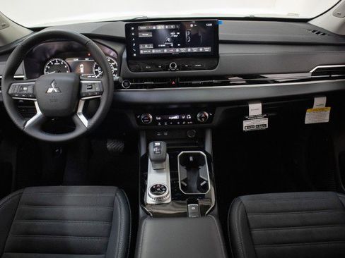 New 2025 Mitsubishi Outlander SE image 21