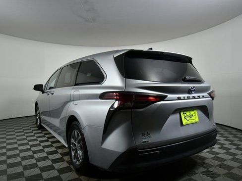 Used 2021 Toyota Sienna XLE image 13