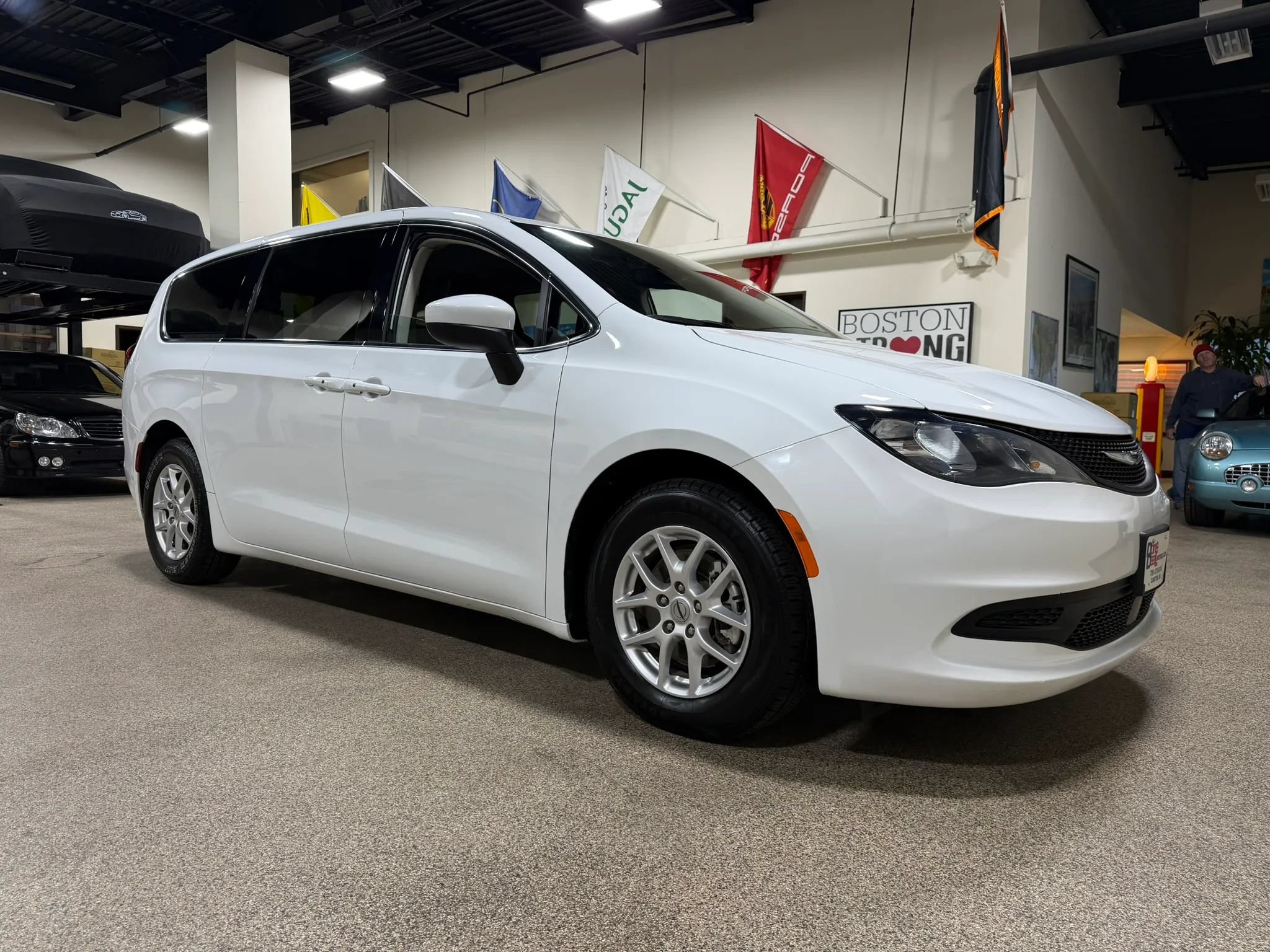 Used 2023 Chrysler Voyager LX FWD image 3