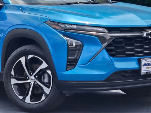 Certified 2025 Chevrolet Trax RS FWD image 3