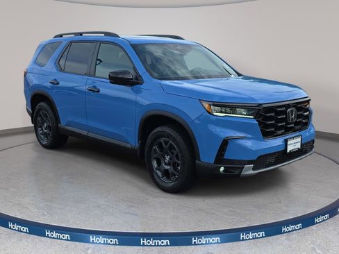 Used 2025 Honda Pilot TrailSport image 4