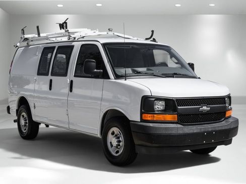 Used 2017 Chevrolet Express 2500 RWD image 5